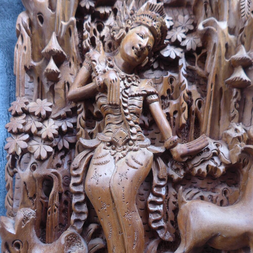 Very detailed hand- carved, Suar wood wall plaque - Picture 9 of 10